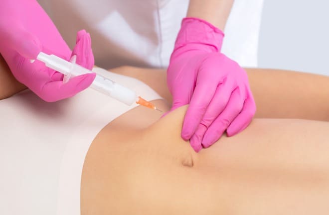 mulher realizando tratamento para para estômago alto
