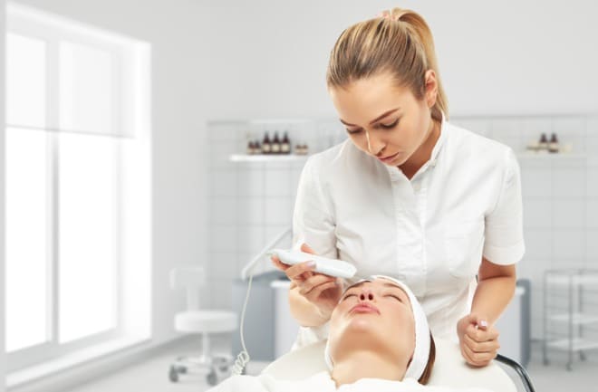 mulher realizando procedimento estetico facial