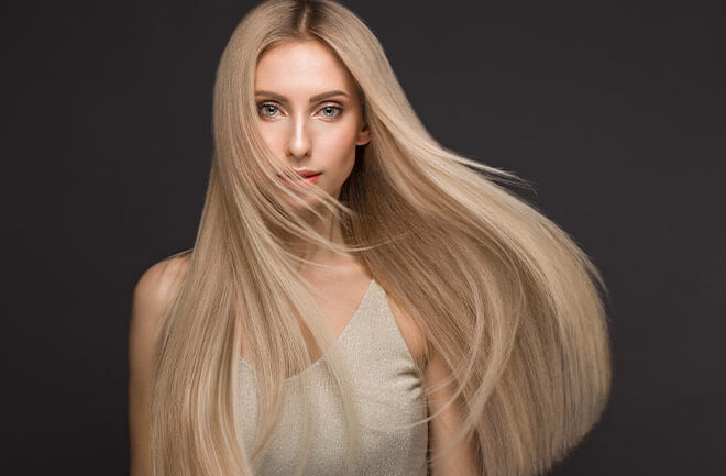 mulher após progressiva no cabelo loiro