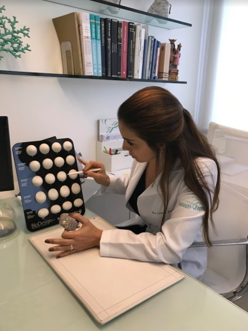 Dra. Luciana Pepino em seu consultórios falando sobre os tipos de prótese mamária