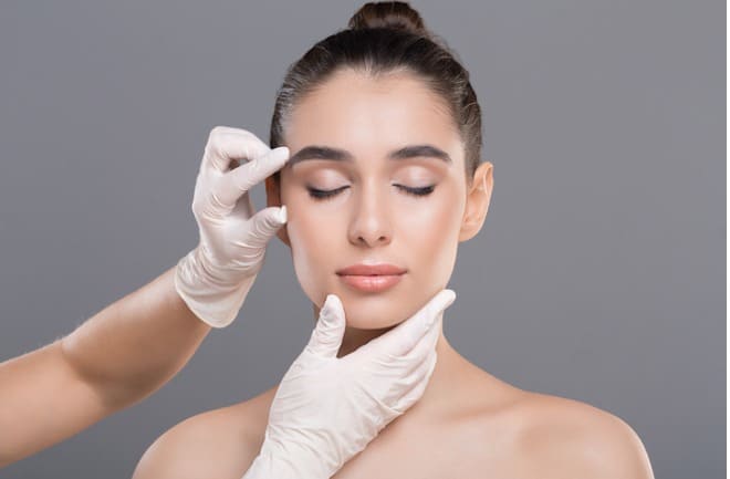 mulher sendo avaliada por médico