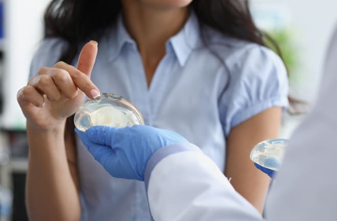 mulher escolhendo silicone