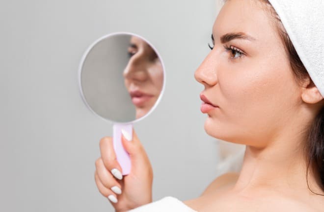 mulher pós recomendação rinoplastia com fios