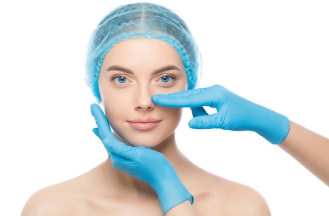 mulher realizando cirurgia rinoplastia secundária