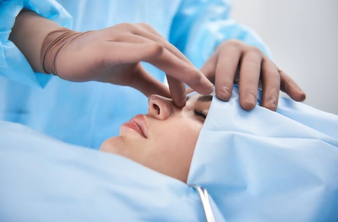 mulher se preparando para rinoplastia