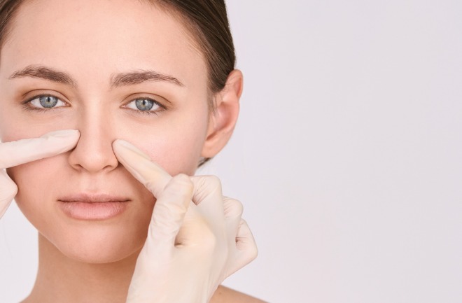mulher com altas expectativas para realização de rinoplastia