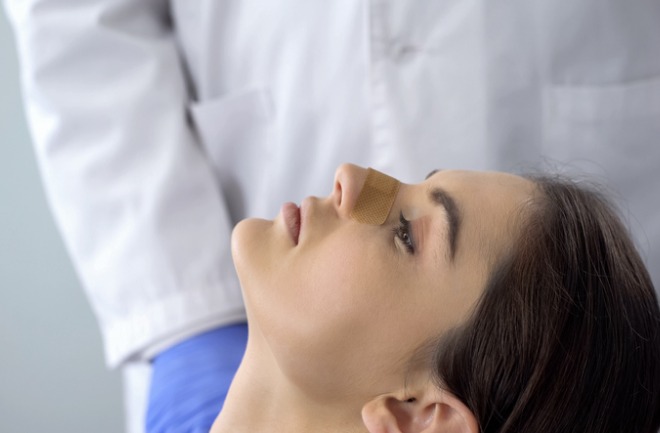 mulher recebendo avaliação para rinoplastia secundária