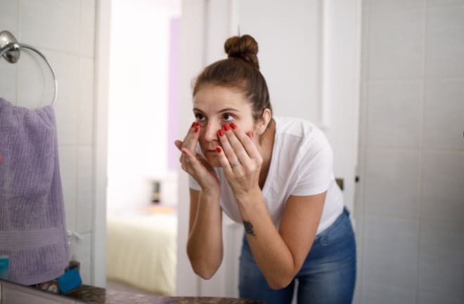 mulher fazendo tratamento para diminuir olheiras