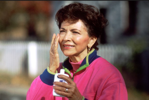 senhora-se-protegendo-contra-os-raios-solares-no-inverno