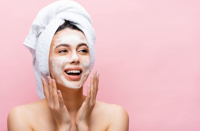 mulher fazendo skincare