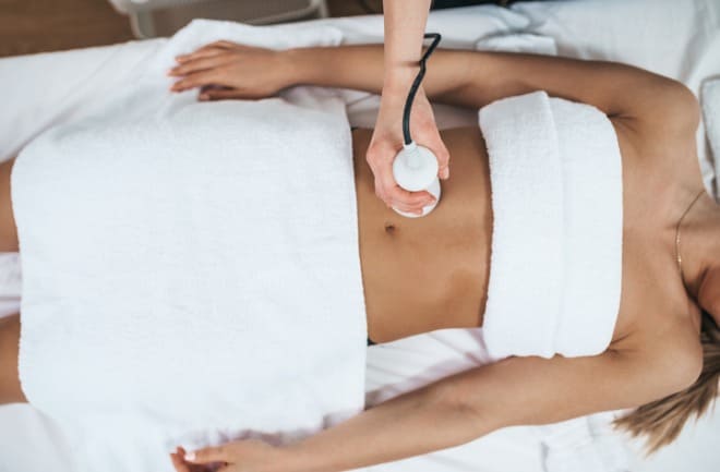 mulher realizando tipo de drenagem linfática