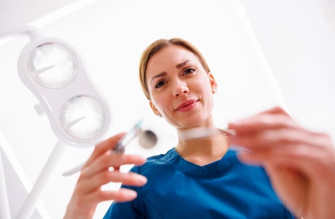 mulher aplicando anestesia