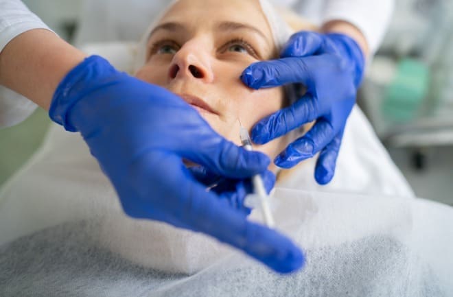 mulher realizando tratamento de melasma