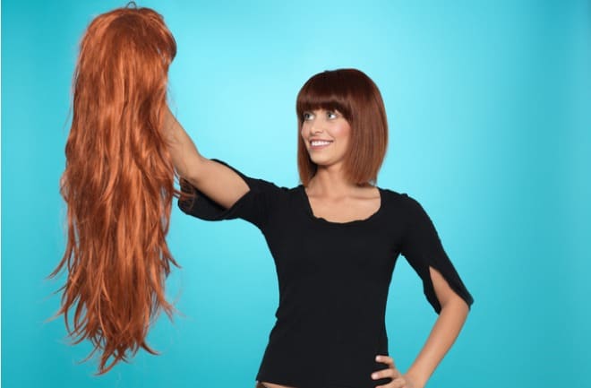 Mulher segurando peruca front lace